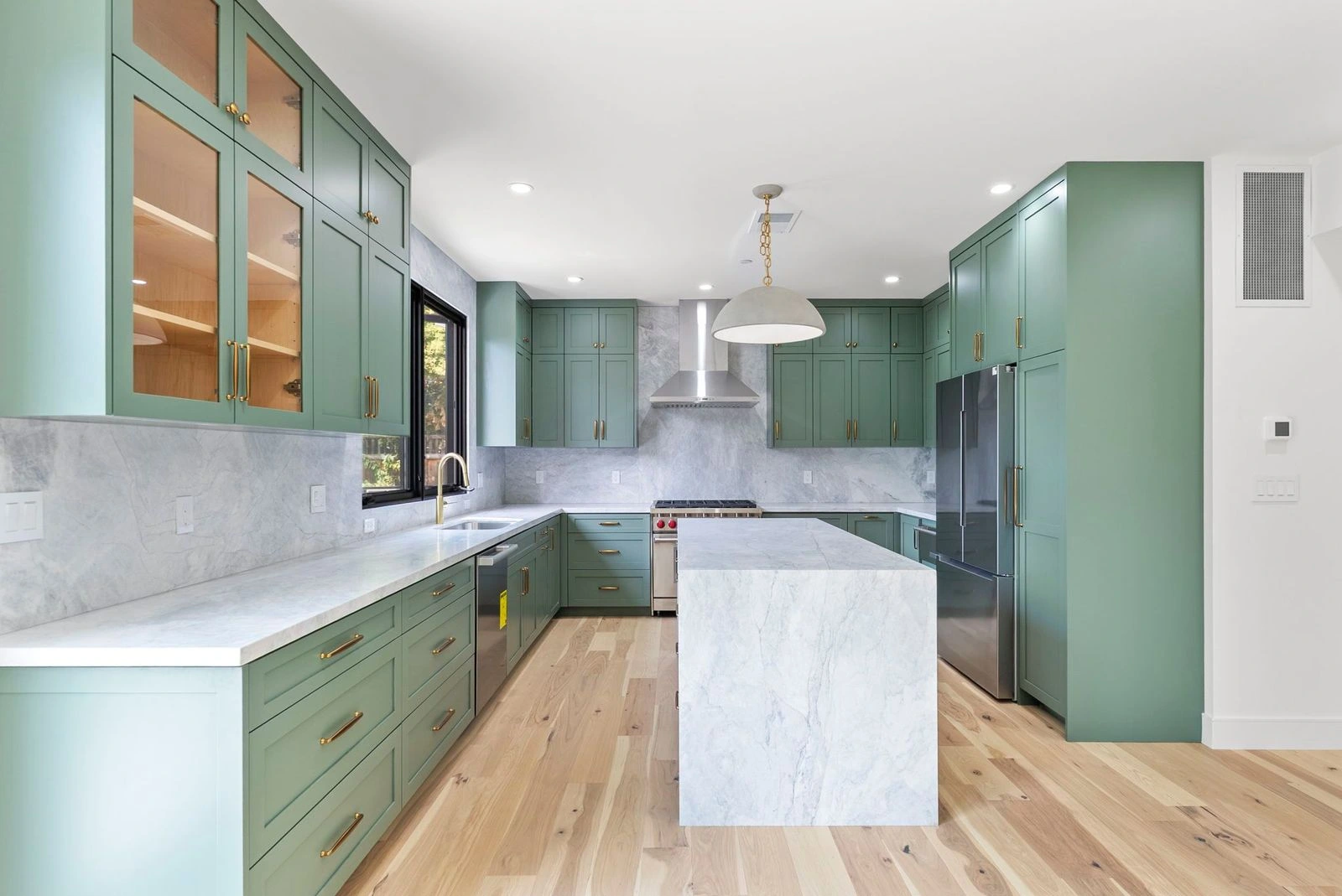 Beautiful kitchen renovation completed by WW Builders with custom finishes