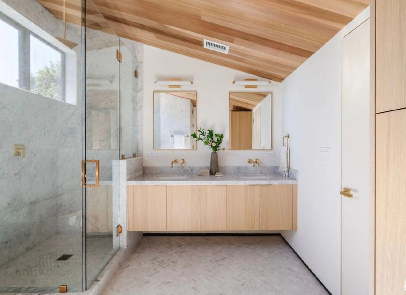 Spa-inspired bathroom remodeling design by WW Builders in Palo Alto, Silicon Valley, California